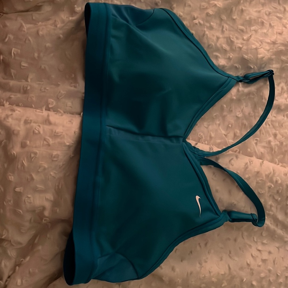 Great condition only worn a handful of times Nike sports bra!